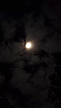 A veces imagino que tú también miras la luna y piensas en mí. #cielos...