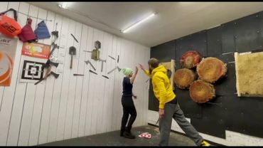 метание ножей в кепку .