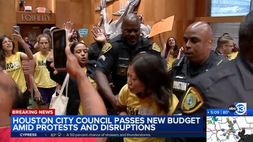 Protesters disrupt Houston City Council meeting, as city leaders consider 2026 fiscal budget