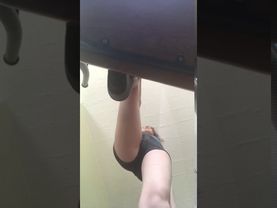 Shaky right legs under the chair