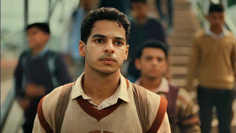 اتنين اصحاب ع الحلوه والمره معا بعض عايشين حلمهم يكونو ظباط محترفين والي بيحصلهم يدمع العين