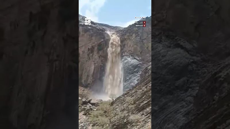 مشهد لوصول سيل شلال نقمان في وادي مبلقة بمديرية عين في شبوة