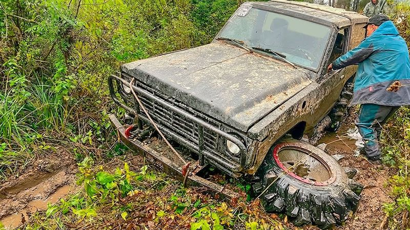 ЧТО ДЕЛАТЬ? ОТОРВАЛО КОЛЕСО на Nissan Patrol Jeep остался БЕЗ 4WD Гелик и Крузак спасают внедорожник