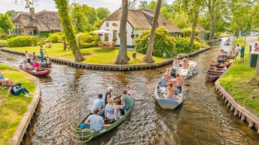 Гитхорн - деревня без дорог, автомобилей и мусора, принимающая миллион туристов в год!