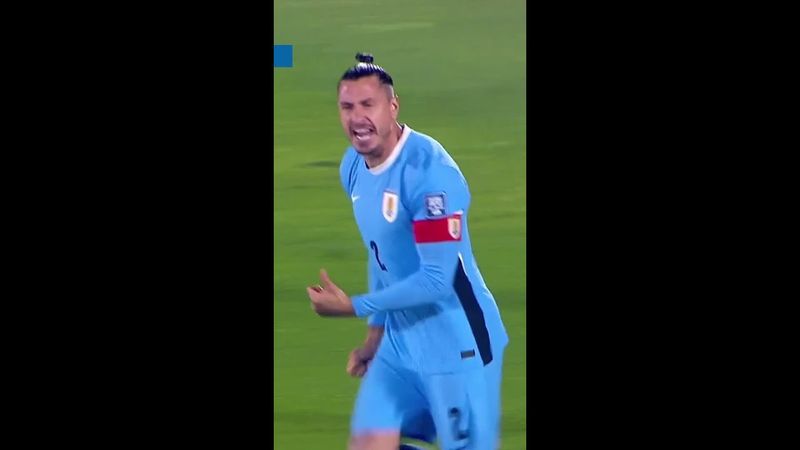 Cabezazo de Giménez sale por arriba