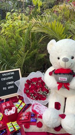 Exclusive valentine combo at 9000 which includes: 20 roses natural pr...