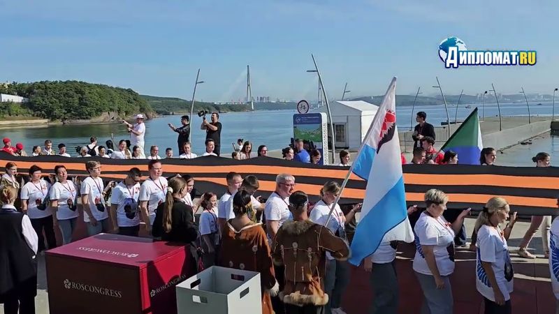 «Оранжево-чёрная река Победы»: на ВЭФ пронесли память сквозь 80 лет