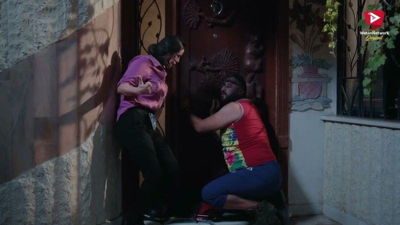 موجودين بمهة خطـ ـيرة واختهم وخطيبها مقضينها غزل وحب بالوقت الغلط 😂😤 كذب ابيض