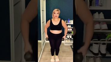 Когда молодой была , поднимала штангу 300 кг..😂😂😂