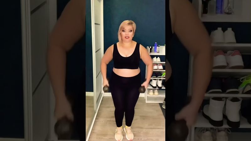 Когда молодой была , поднимала штангу 300 кг..😂😂😂