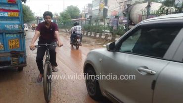 Traffic in Fatehpur Beri during monsoon 2025: Water, slush, crowds, honking traffic, Delhi mayhem