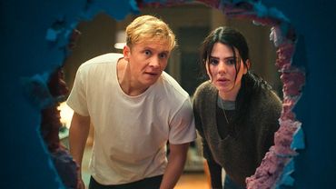 Люди не могут ВЫЙТИ ИЗ ДОМА из-за странной КИРПИЧНОЙ СТЕНЫ, которая появилась за 1 ночь [пересказ]