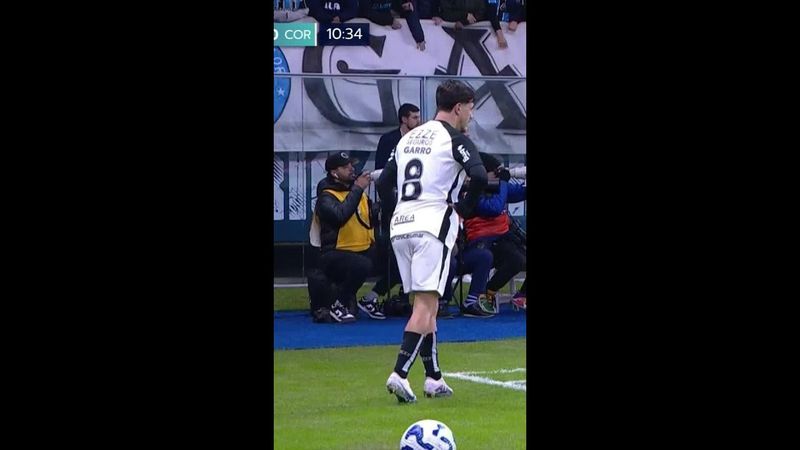 Talles Magno acerta a trave para o Corinthians contra o Grêmio