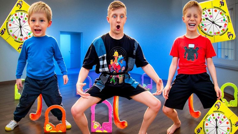 САМЫЙ весёлый СЕМЕЙНЫЙ БАТЛ - МЫ МАКАКИ! Кто СОБЕРЕТ БАНАНЫ?!