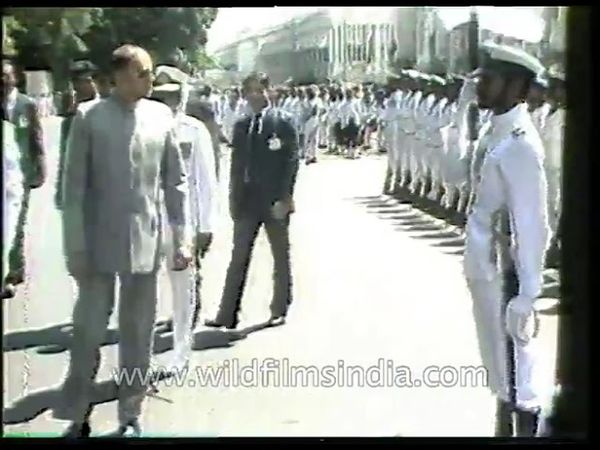 राजीव गांधी एक श्रीलंकाई नौसेना कैडेट द्वारा जान से मारने के प्रयास से बच गये