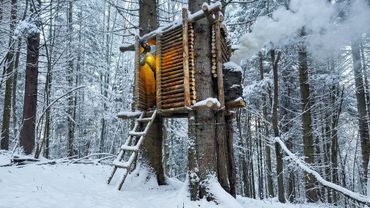 Capanna EXTREME Bushcraft Carpathian Bushcraft con stufa in pietra! Rifugio di sopravvivenza.
