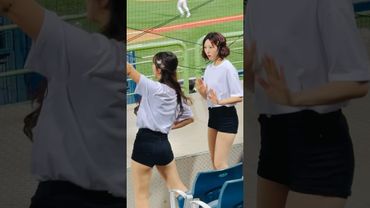 철벽내야 동작은 너무 어려워😔#김진아 #김진아치어리더#이금주 #이금주치어리더#ktwiz #kt위즈 #kt위즈치어리더