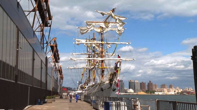 В США расследуют столкновение мексиканского корабля с Бруклинским мостом