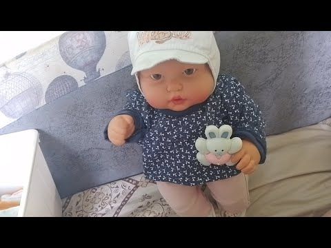 убераюсь  в доме, Ева поехала с няней гулять в город