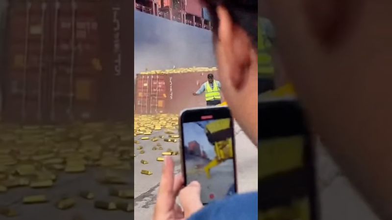 В порту Абу-Даби сорвался грузовой контейнер с золотом