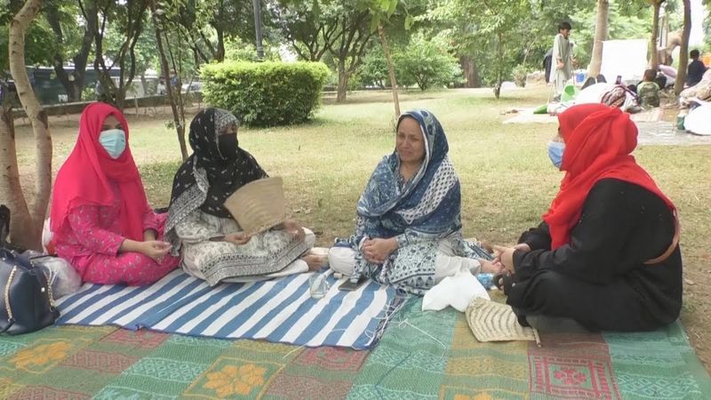 Афганских беженцев продолжают выдворять из Пакистана