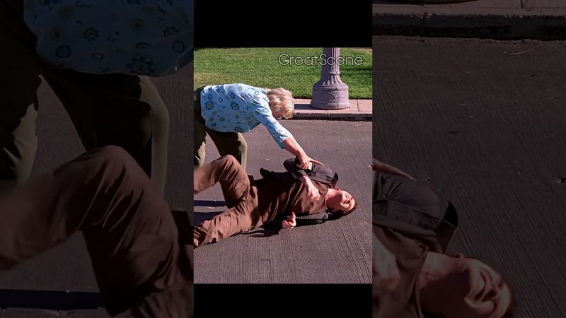 Мама хотела похитить своих детей, но соседская бабуля спасла их 😂 #фильмы#фильм#кино#сериал