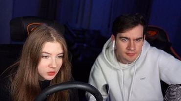 БРАТИШКИН УЧИТ ГАЕЧКУ ВОДИТЬ...