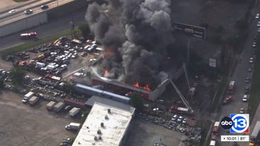 Firefighter hospitalized after battling N. Houston commercial building fire, HFD says