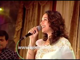 माधुरी दीक्षित मराठी भाषा में बोलती और गाती हैं, हल्के नीले रंग की  वाली साड़ी पहनती हैं