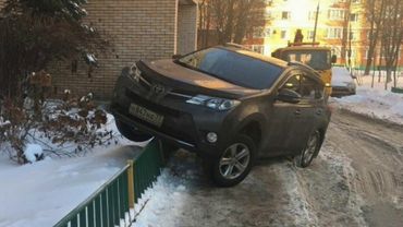 Чудеса парковки. Автохамы и чудеса автопарковки №2