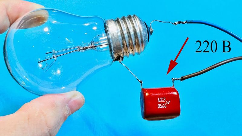 ХИТРОСТЬ ЭЛЕКТРИКА.Как с помощью конденсатора уменьшить яркость лампы на 220 Вольт