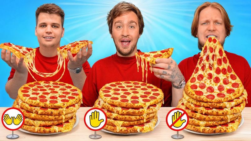 Едим Без Рук VS Одной Рукой VS Двумя Руками