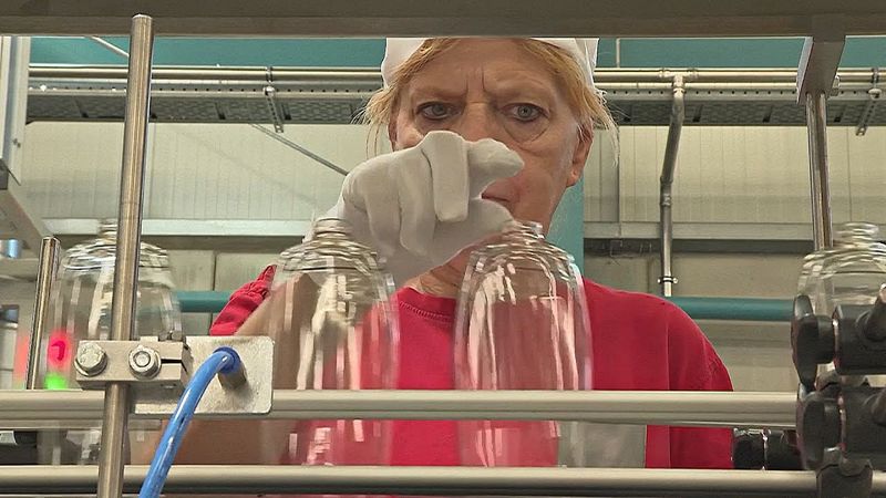 Бутылки из отходов: немецкий завод стремится сократить объёмы выброшенного пластика