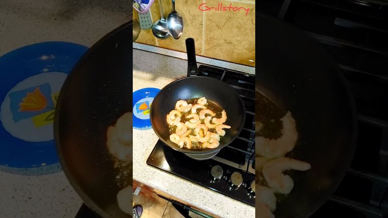 Паста с креветками и сыром: очень вкусный обед!