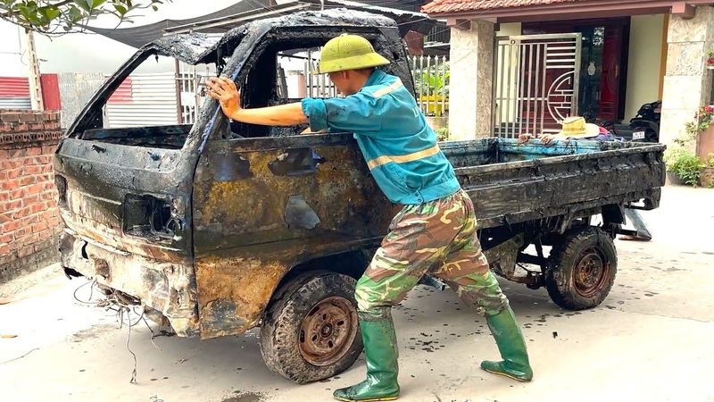 Restoration of old SUZUKI truck damaged in river accident // Complete restoration of SUZUKI vehicle