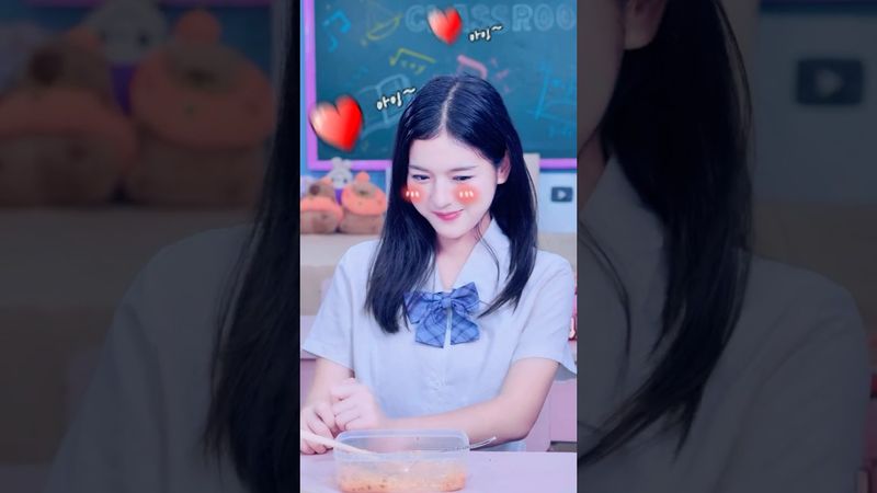 لا زجاجة لتشاركها؟ إليكِ قبلة - احذري! 💋 #linhchihihi #messyclassroom #schoolcrush #schooldrama