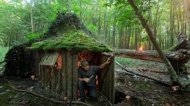 Ters dönmüş bir kökün altında hayatta kalmak için şirin bir kütük ev Bushcraft Dugout Catch and Cook