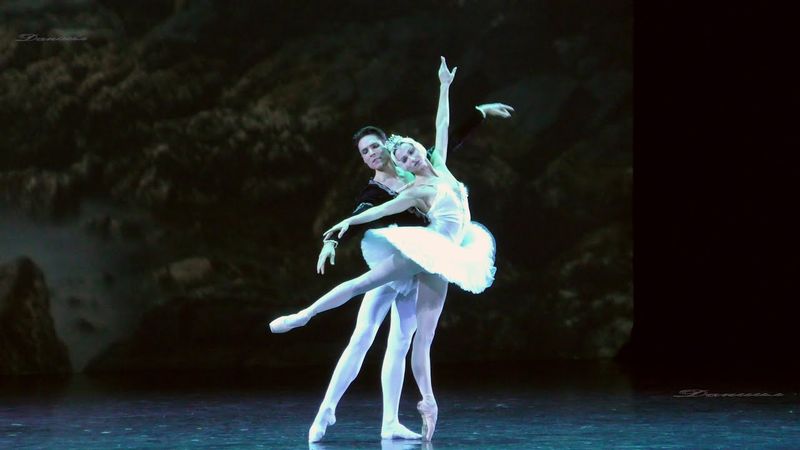 (15.12.2025) Адажио "Лебединое озеро"- Оксана Скорик, Тимур Аскеров. Гала-концерт "Christmas" в ГКД.