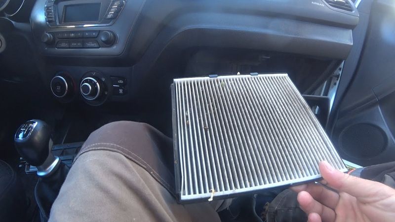 Замена салонного фильтра Kia Rio 3