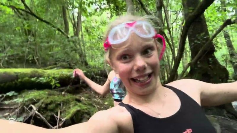 Badar i bäcken med bikini (rena helvetet)