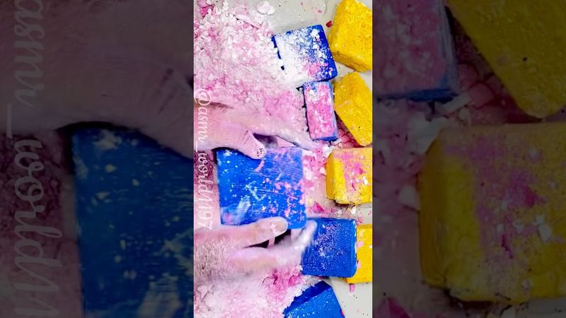 Crumbly Blue #relax #asmrtriggers #crunchycrumbles #oddlysatisfying #crushingtime #gymchalk #asmr