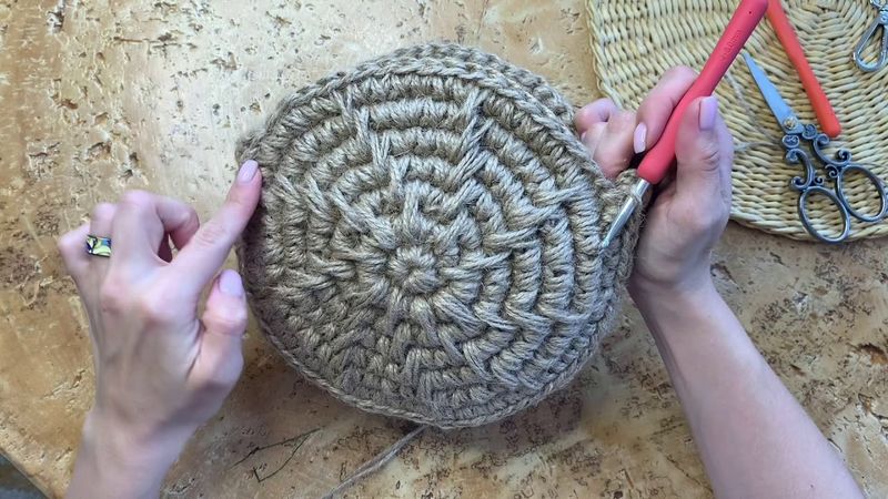 Декор сумочки; завершаем вязание