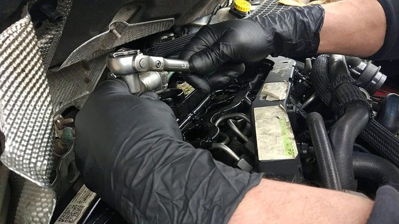 Как легко снять форсунки на дизельном моторе.