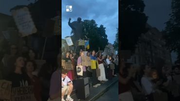 Зродились ми великої години. Учасники мирної акції протесту співають у центрі Львова