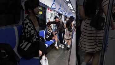 Rescue the girl on the train [CONDA NGUYEN] #condanguyen #kindness #goodman #hero #help #train