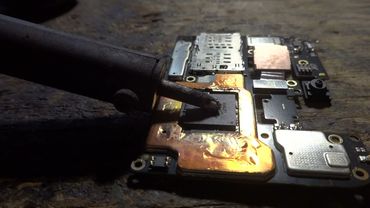 Эксперимент: прогрев Poco X3 Pro паяльником