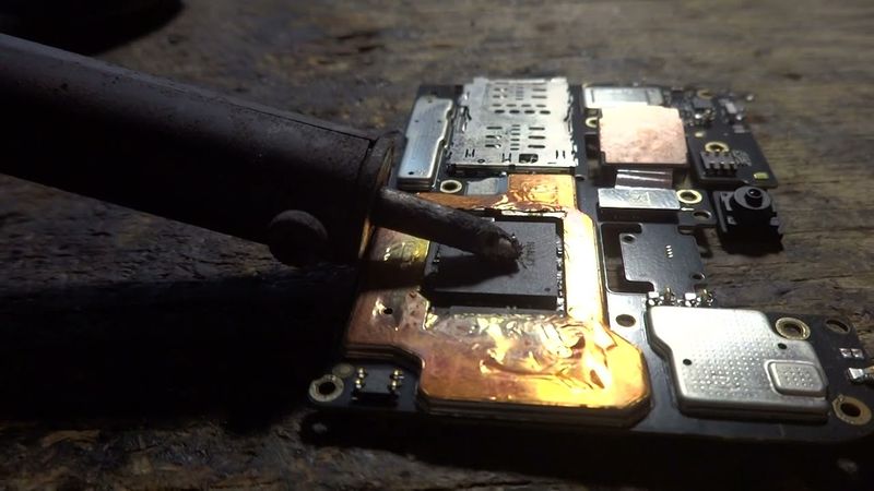 Эксперимент: прогрев Poco X3 Pro паяльником