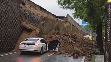 В Южной Корее придорожная насыпь обрушилась на автомобили в результате ливней