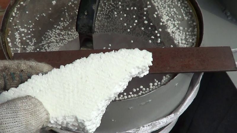 Моя самодельная дробилка пенопласта в работе. Ролик -1