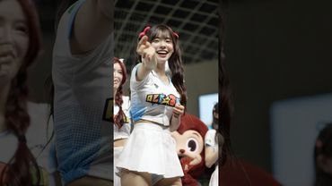 多慧還敢皮呀 把菲菲假睫毛弄掉還舉高問誰要🤣​⁠ #李多慧 #이다혜 #cheerleader #fancam #shorts